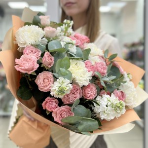 Кустовые розы Мадам Бомбастик с маттиолой